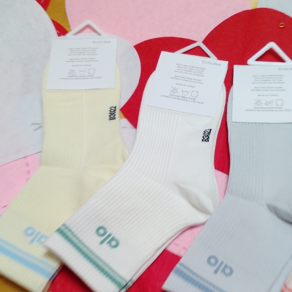 New ALO Yoga Women's Pastel Crew Socks Set (5) - Picture 9 of 11